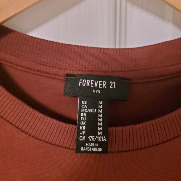 2/$15 😻 Brick red tee w/ pocket - Picture 4 of 4